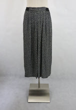 Lataa kuva Galleria-katseluun, Mustavalkoinen pallokuvioinen hame ja pusero C38