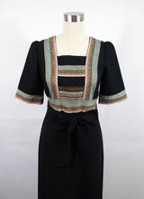 Lataa kuva Galleria-katseluun, Musta kirjailtu mekko 36