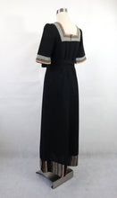 Lataa kuva Galleria-katseluun, Musta kirjailtu mekko 36