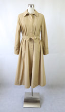 Lataa kuva Galleria-katseluun, Dixi Coat by Teiniasu Oy made in Finland beige pitkä 70-luvun kotimainen vintage trenssi 42