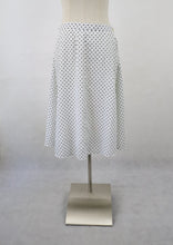 Lataa kuva Galleria-katseluun, Mustavalkoinen pilkullinen hame ja pusero C40