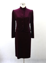 Lataa kuva Galleria-katseluun, Luumunpunainen samettinen jakkupuku C38