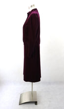 Lataa kuva Galleria-katseluun, Luumunpunainen samettinen jakkupuku C38