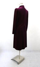 Lataa kuva Galleria-katseluun, Luumunpunainen samettinen jakkupuku C38