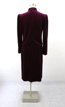 Lataa kuva Galleria-katseluun, Luumunpunainen samettinen jakkupuku C38