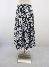 Lataa kuva Galleria-katseluun, Finn Karelia made in Finland mustavalkoinen kukkakuvioinen kotimainen vintage hame D44