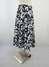 Lataa kuva Galleria-katseluun, Mustavalkoinen kuviollinen kellohelmainen hame D44