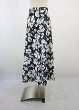 Lataa kuva Galleria-katseluun, Mustavalkoinen kuviollinen kellohelmainen hame D44