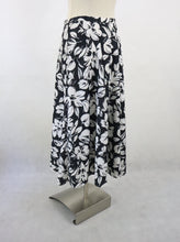 Lataa kuva Galleria-katseluun, Mustavalkoinen kuviollinen kellohelmainen hame D44