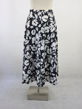 Lataa kuva Galleria-katseluun, Mustavalkoinen kuviollinen kellohelmainen hame D44