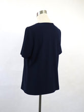 Lataa kuva Galleria-katseluun, Tummansininen lyhythihainen paita D40