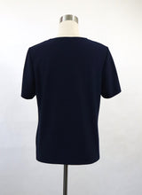 Lataa kuva Galleria-katseluun, Tummansininen lyhythihainen paita D40