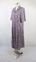 Lataa kuva Galleria-katseluun, Värikäs kukkakuvioinen maksimekko D44