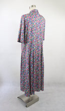Lataa kuva Galleria-katseluun, Värikäs kukkakuvioinen maksimekko D44