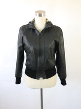 Lataa kuva Galleria-katseluun, Finn Fant Satanahka Oy made in Finland vintage musta hupullinen nahkapusakka 36