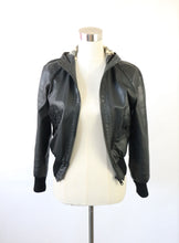 Lataa kuva Galleria-katseluun, Musta hupullinen nahkapusakka 36