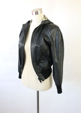 Lataa kuva Galleria-katseluun, Musta hupullinen nahkapusakka 36