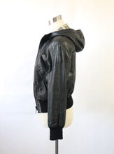 Lataa kuva Galleria-katseluun, Musta hupullinen nahkapusakka 36