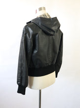 Lataa kuva Galleria-katseluun, Musta hupullinen nahkapusakka 36