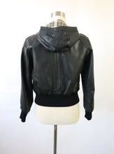 Lataa kuva Galleria-katseluun, Musta hupullinen nahkapusakka 36