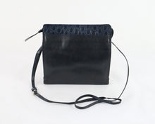 Lataa kuva Galleria-katseluun, Honko Vammala Finland musta nahkainen olkalaukku sinisin krokosomistein