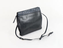 Lataa kuva Galleria-katseluun, Musta olkalaukku krokokuosisomisteella