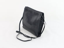 Lataa kuva Galleria-katseluun, Musta olkalaukku krokokuosisomisteella