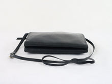 Lataa kuva Galleria-katseluun, Musta olkalaukku krokokuosisomisteella