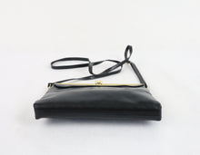 Lataa kuva Galleria-katseluun, Musta olkalaukku kullanvärisin somistein