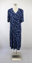 Lataa kuva Galleria-katseluun, Illusion Kielo-Tuote Ky sininen kukkakuvioinen kotimainen vintagemekko