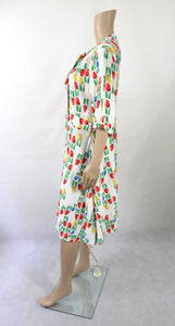 Värikäs kukkakuvioinen mekko 42