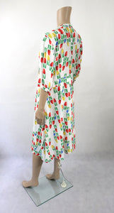 Värikäs kukkakuvioinen mekko 42