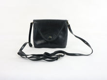 Lataa kuva Galleria-katseluun, Jubella musta nahkainen kiikarilaukku-mallinen kotimainen vintage olkalaukku