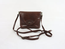 Lataa kuva Galleria-katseluun, Jubella ruskea nahkainen kiikarilaukku-mallinen kotimainen vintage olkalaukku