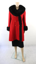 Lataa kuva Galleria-katseluun, Kaunotar Finn Fashion punainen villakangastakki mustin turkissomistein C40