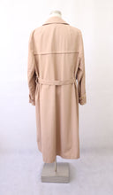 Lataa kuva Galleria-katseluun, Vaaleanruskea trenssi C44