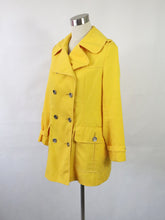 Lataa kuva Galleria-katseluun, Keltainen trenssitakki