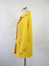 Lataa kuva Galleria-katseluun, Keltainen trenssitakki