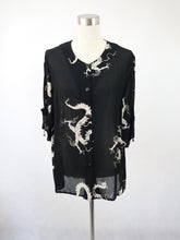 Lataa kuva Galleria-katseluun, Vivante L-Kolttu musta kuviollinen viskoosisifonkipusero