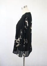 Lataa kuva Galleria-katseluun, Musta kuviollinen sifonkipusero