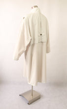 Lataa kuva Galleria-katseluun, Luonnonvalkoinen oversize pitkä takki 38