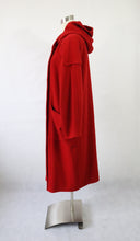 Lataa kuva Galleria-katseluun, Punainen hupullinen villakangastakki C34