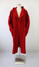 Lataa kuva Galleria-katseluun, Punainen hupullinen villakangastakki C34