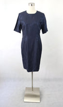 Lataa kuva Galleria-katseluun, Mallimari tummansininen kuviopintainen satiinimekko 40