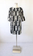 Lataa kuva Galleria-katseluun, Marimekko puolipituinen mekko mustavakoisella Kivikausi-kuosilla 38