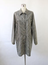 Lataa kuva Galleria-katseluun, Mustavalkoraidallinen sadetakki XL