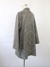 Lataa kuva Galleria-katseluun, Mustavalkoraidallinen sadetakki XL