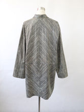 Lataa kuva Galleria-katseluun, Mustavalkoraidallinen sadetakki XL