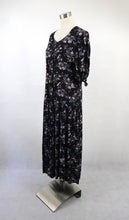 Lataa kuva Galleria-katseluun, Musta ruusukuvioinen mekko 40