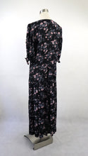 Lataa kuva Galleria-katseluun, Musta ruusukuvioinen mekko 40